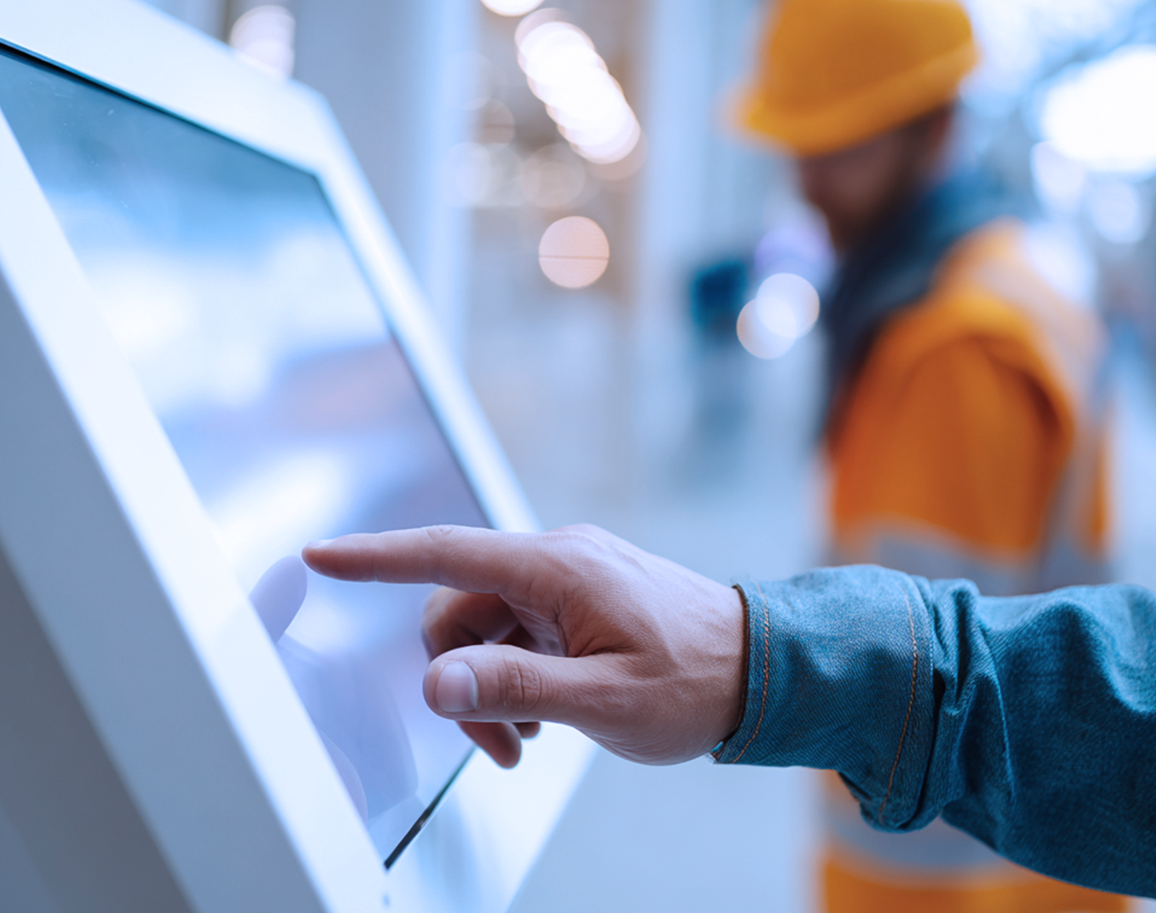 uc_1_header_2 Headerbild Arbeiter macht Unterweisung am Stand-Terminal