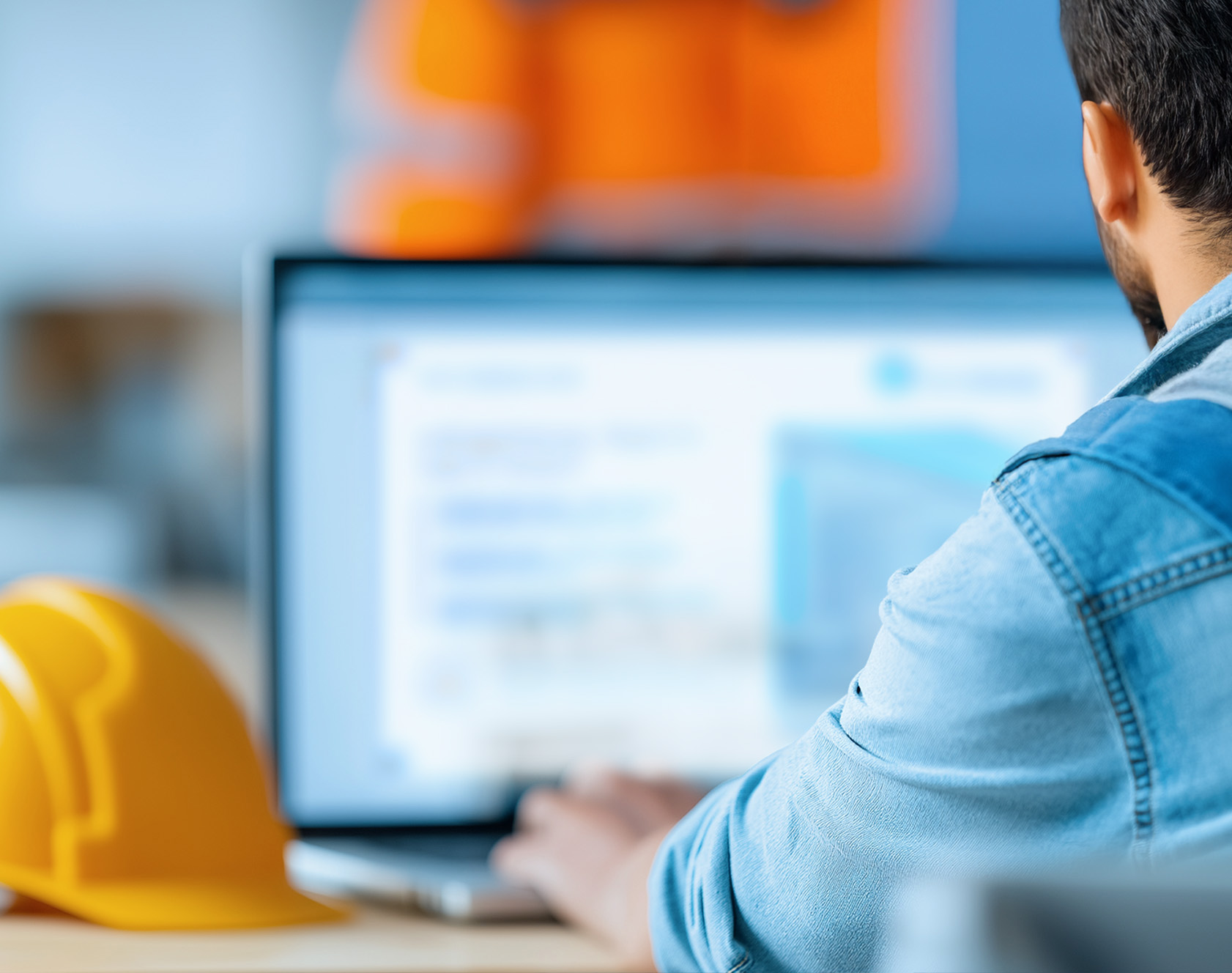 Arbeiter der eine Vorab-Unterweisung zum Arbeitsschutz von zu Hause aus macht.